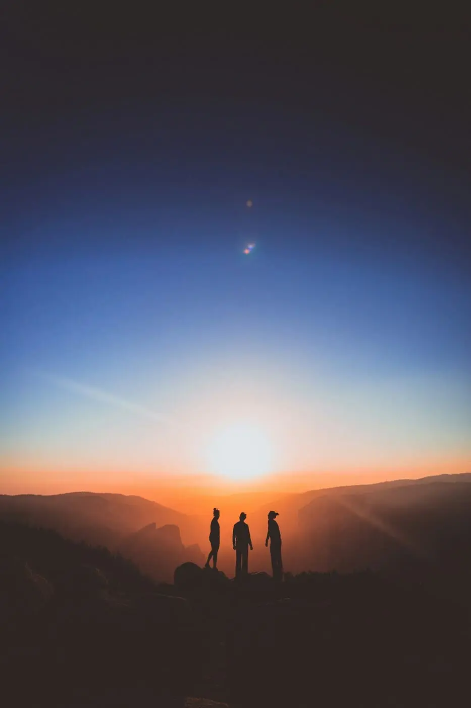 photo de trois femmes dans un paysage avec un soleil levant, photo inspirante et méditative, lindsay unalome, psychopraticienne thérapeute à Lille