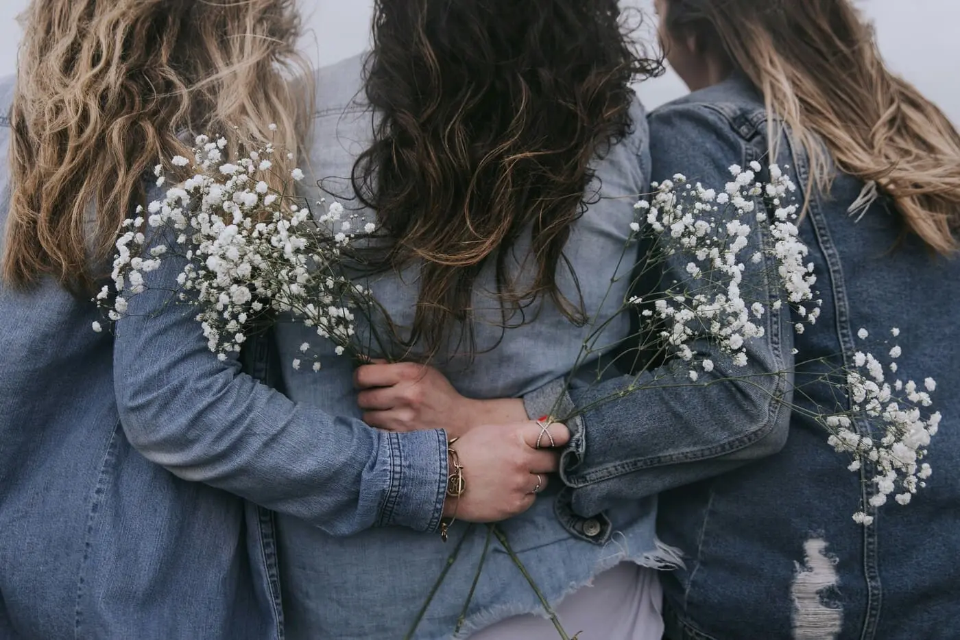 image illustration soutien entraide femmes FORMAT WEB, lindsay unalome, Trio de femmes se soutenant, fleurs dans les mains et veste en jean, lindsay unalome, Psychopraticienne thérapeute à Lille Trio de femmes se soutenant, fleurs dans les mains et veste en jean, lindsay unalome, Psychopraticienne thérapeute à Lille