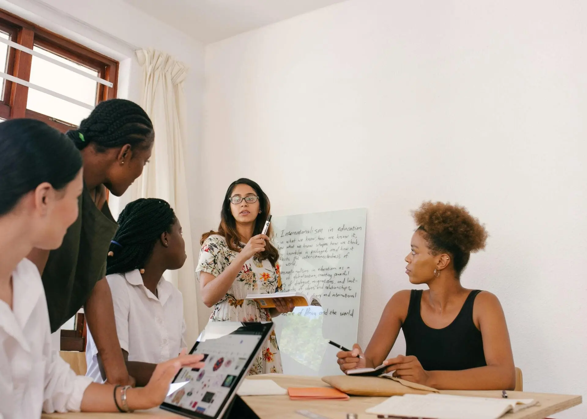 Groupe de femmes en atelier de travail, coworking, brainstorming, réunion de travail, sourire, écoute, cohésion d'équipe.