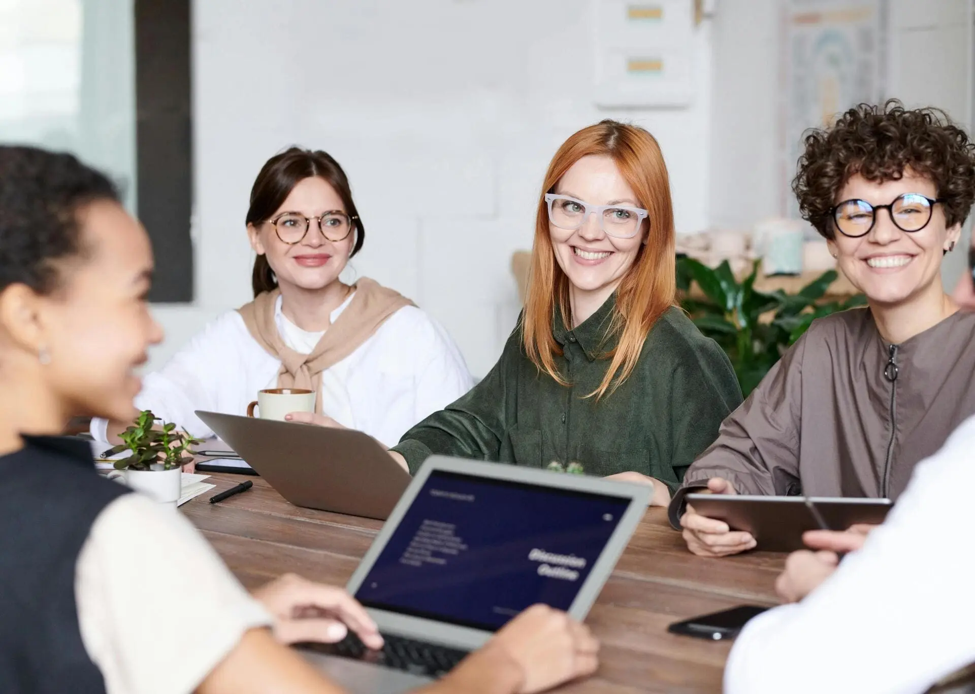 Groupe de femmes en atelier de travail, coworking, brainstorming, réunion de travail, sourire, écoute, cohésion d'équipe.